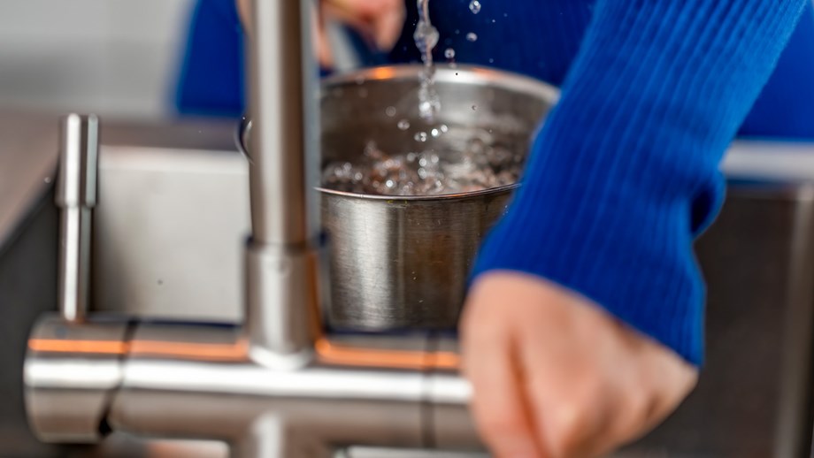 pan-met-water-vullen (1).jpg