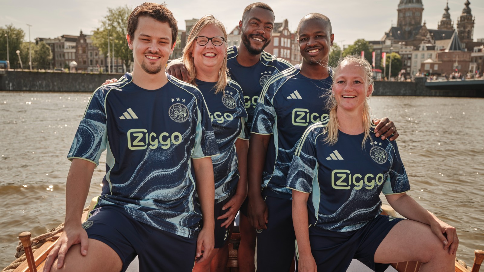 5 collega's op de boot met Ajax shirt