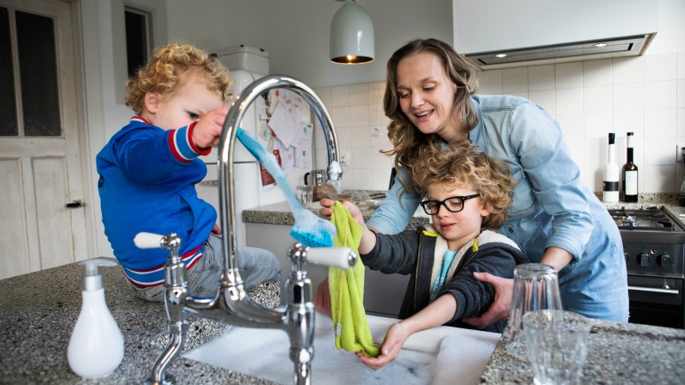 Moeder met 2 zonen aan het afwassen