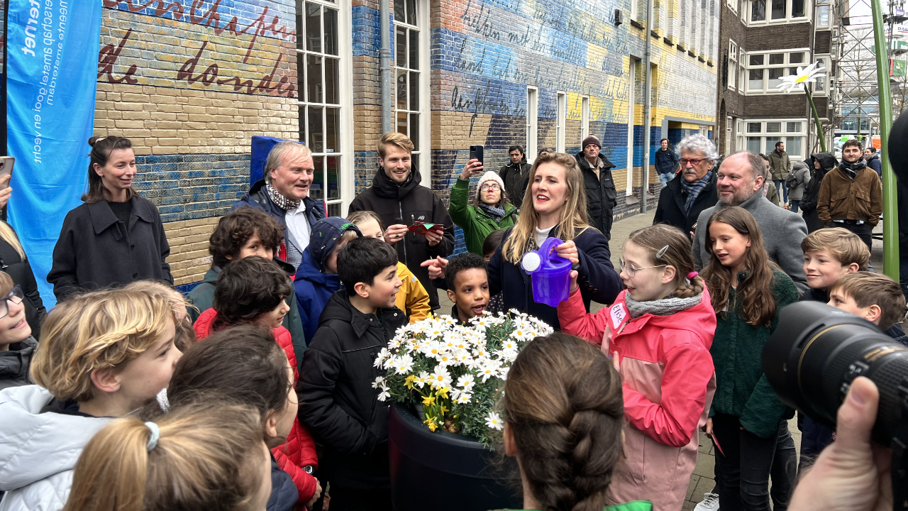 rivierenbuurt-kinderen-op-schoolplein.jpg