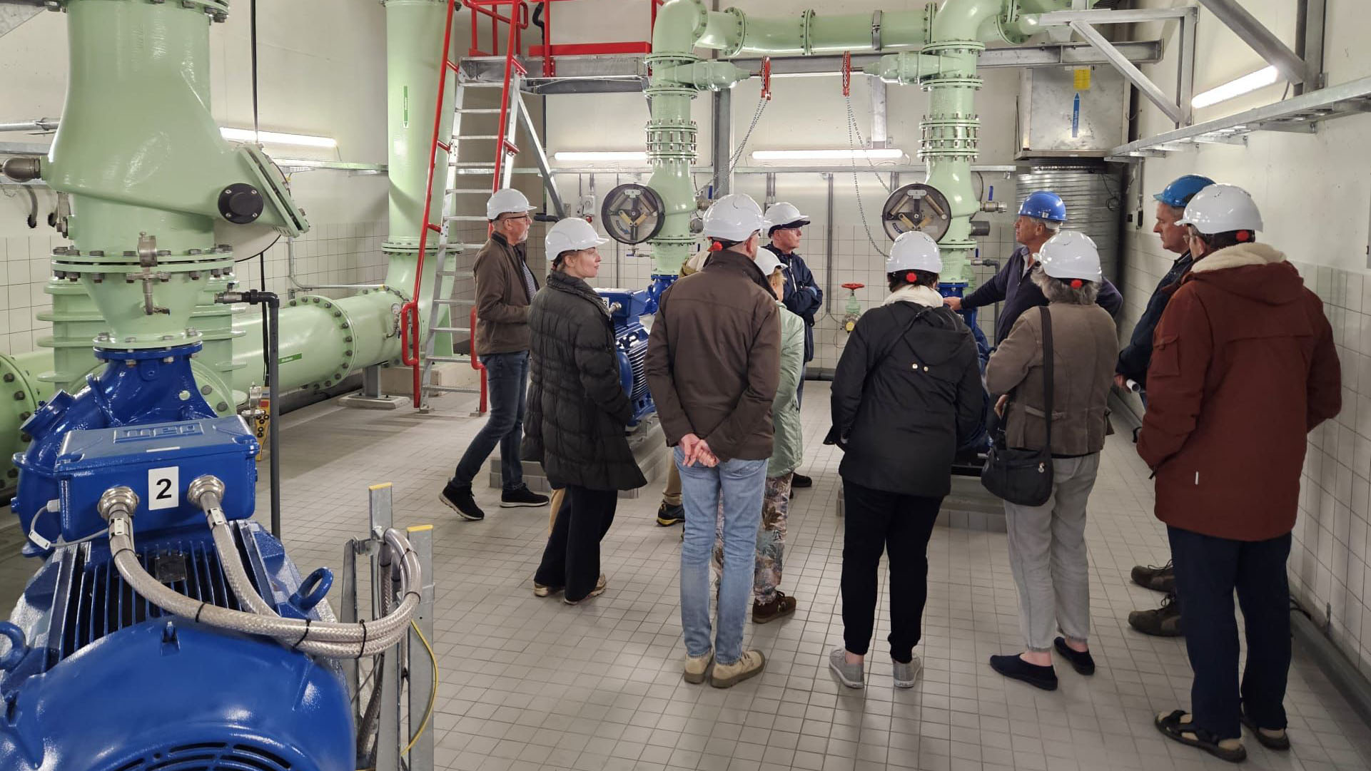 deelnemers krijgen een rondleiding in het gemaal