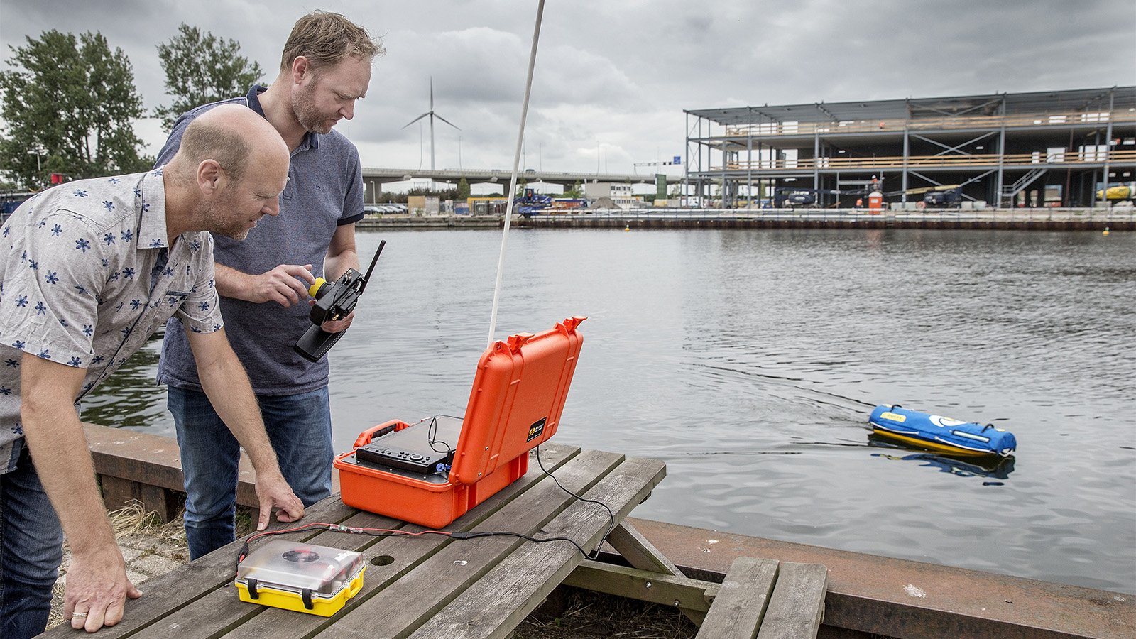 Collega's testen Emily in de haven