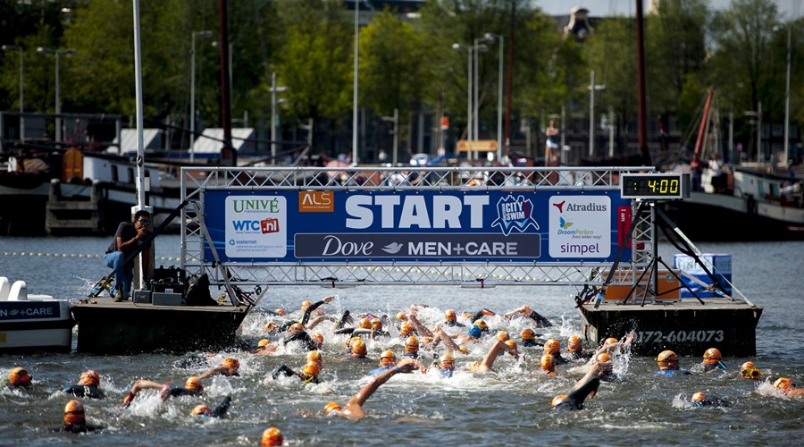Amsterdam City Swim 2017, zwemmers gaan van start.