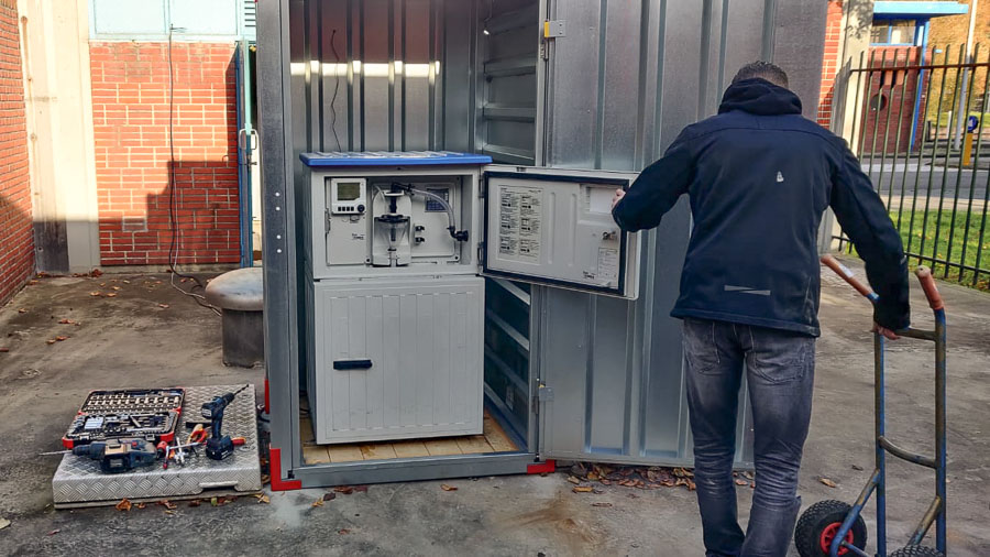 Een medewerker werkt aan 1 van de 5 nieuwe meetpunten