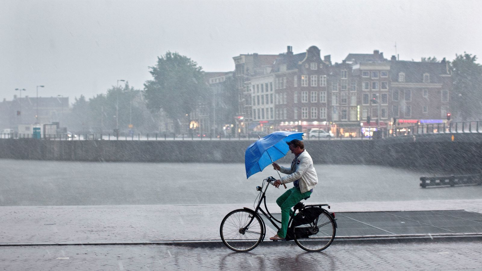 Wateroverlast in Amsterdam door regen