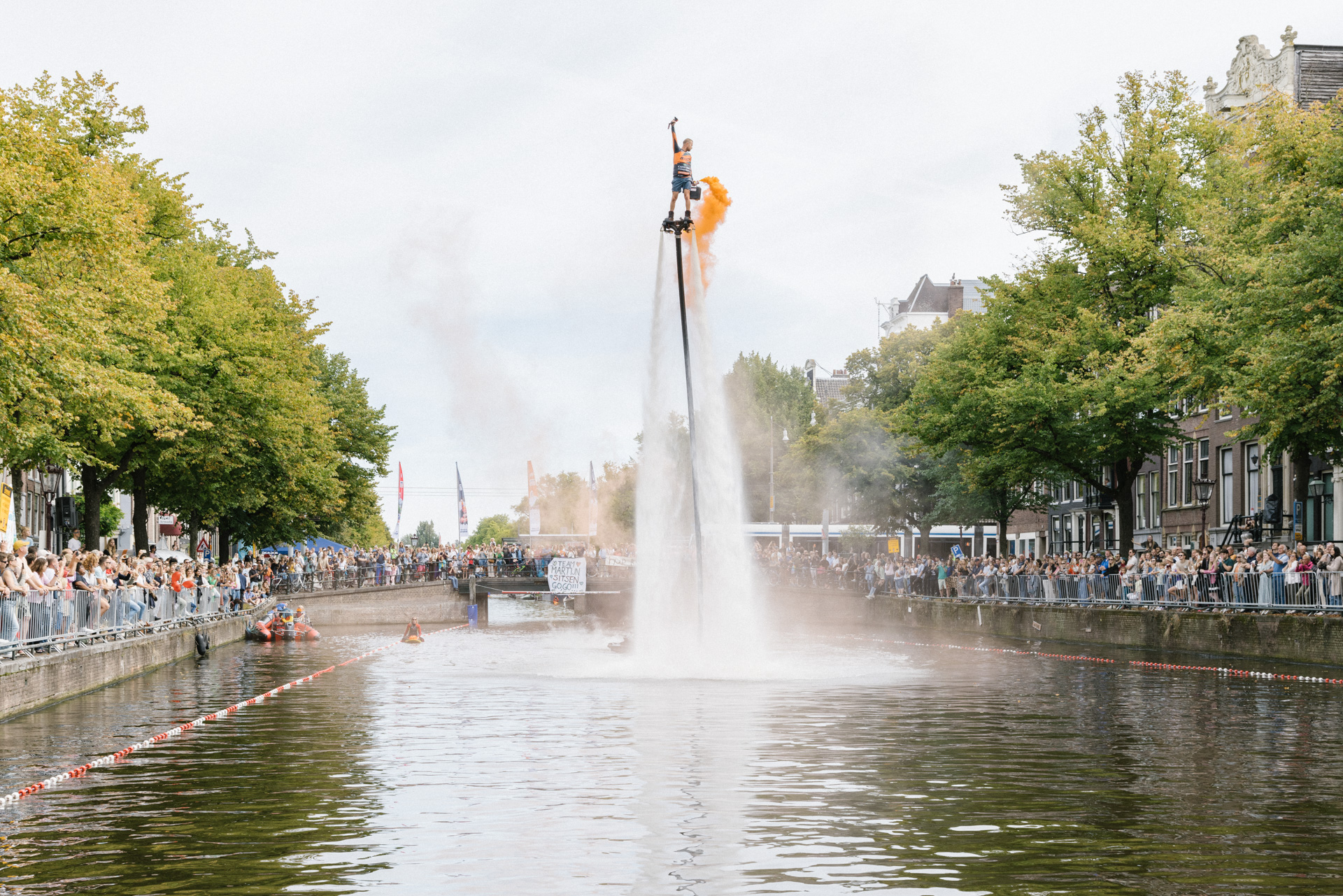 Jetpack vlieger boven gracht