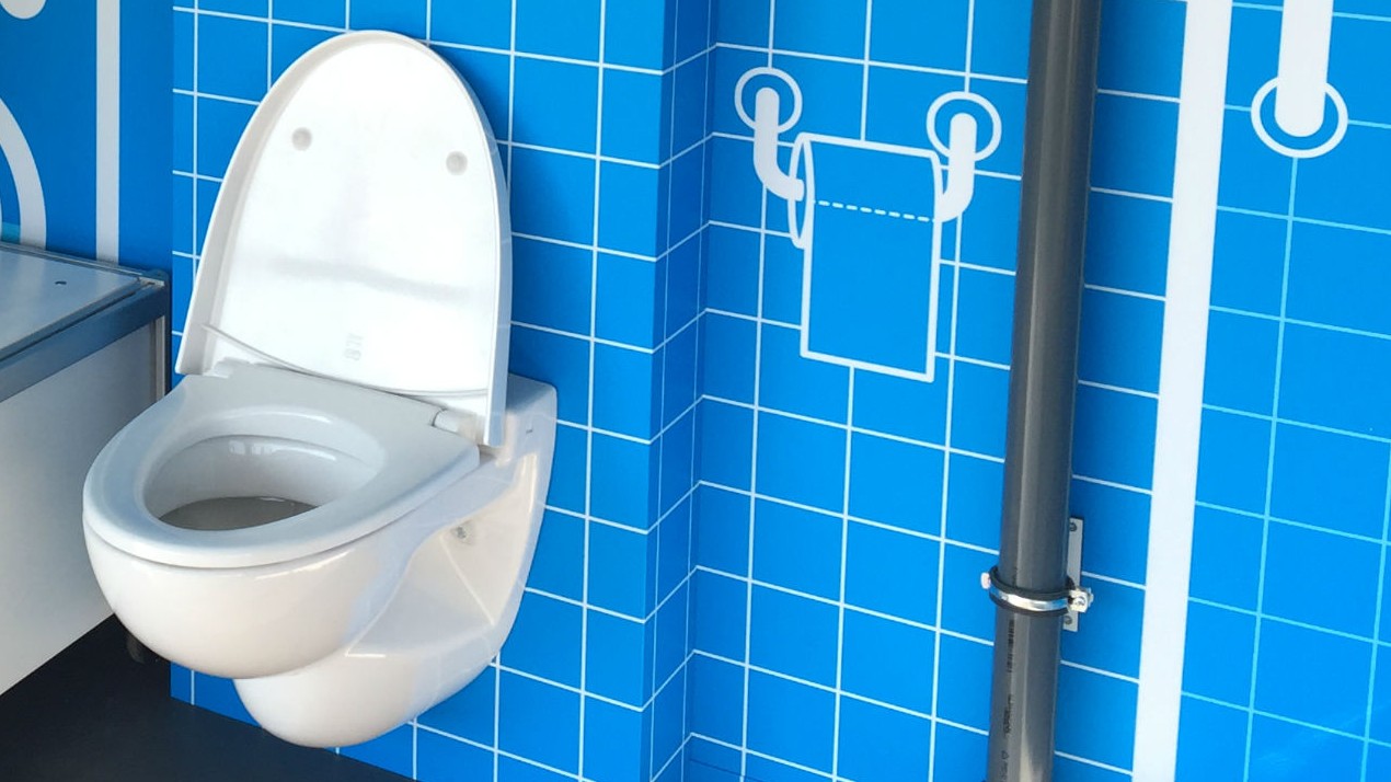 toilet in een blauwe badkamer