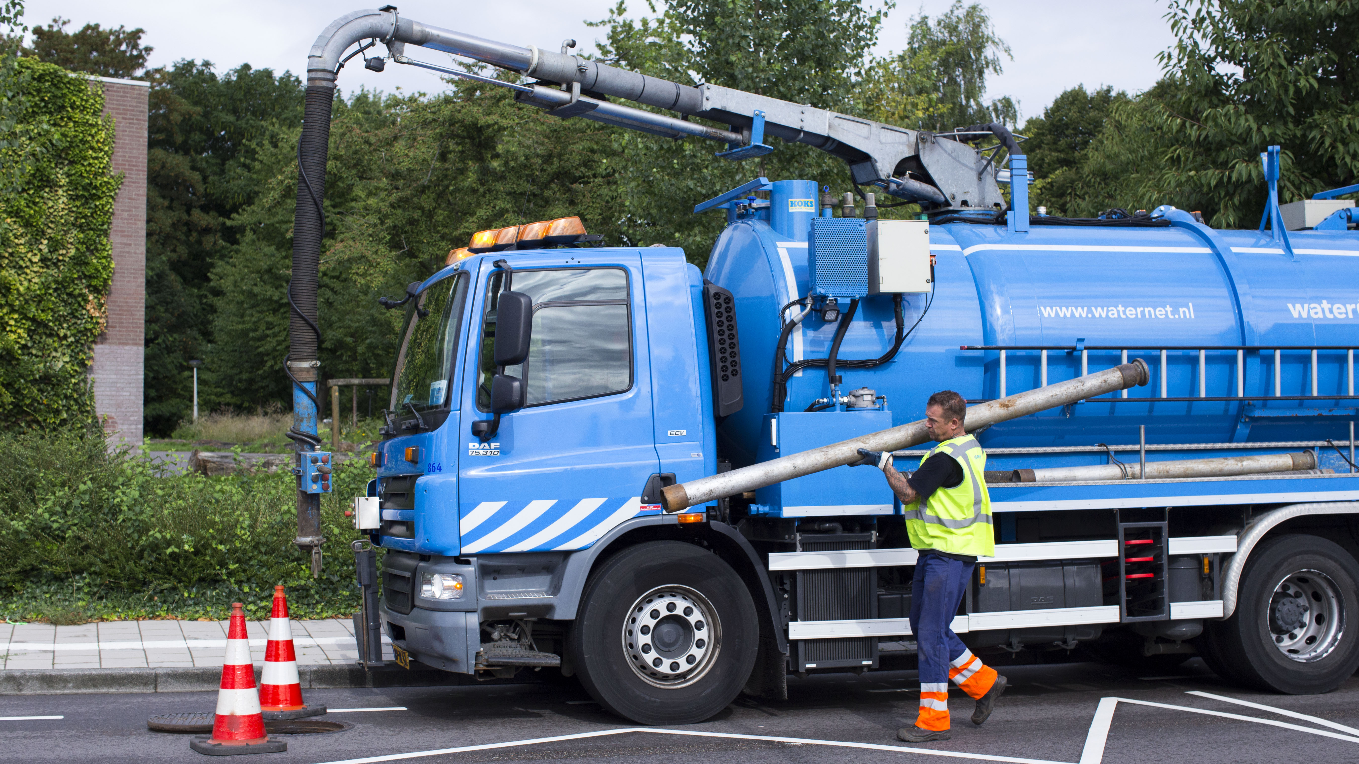 Een Waternetmedewerker onderhoudt het riool met een putzuiger