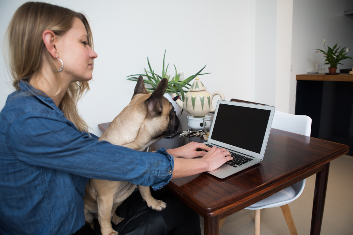 Vrouw met laptop en hond