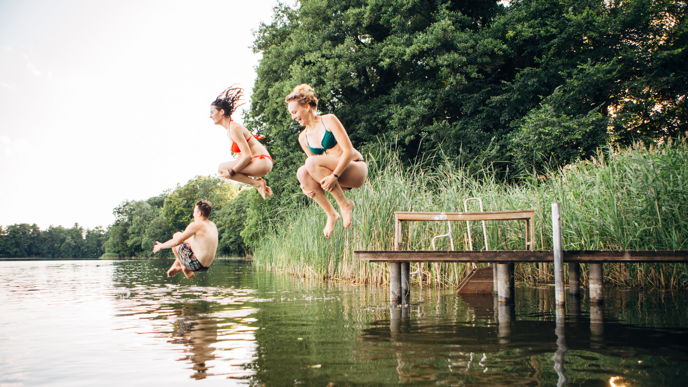 Groepje mensen springt in het water