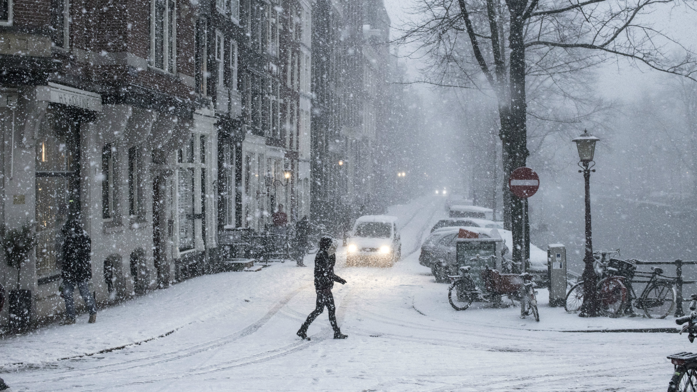 Herengracht sneeuw voetganger (2).jpg