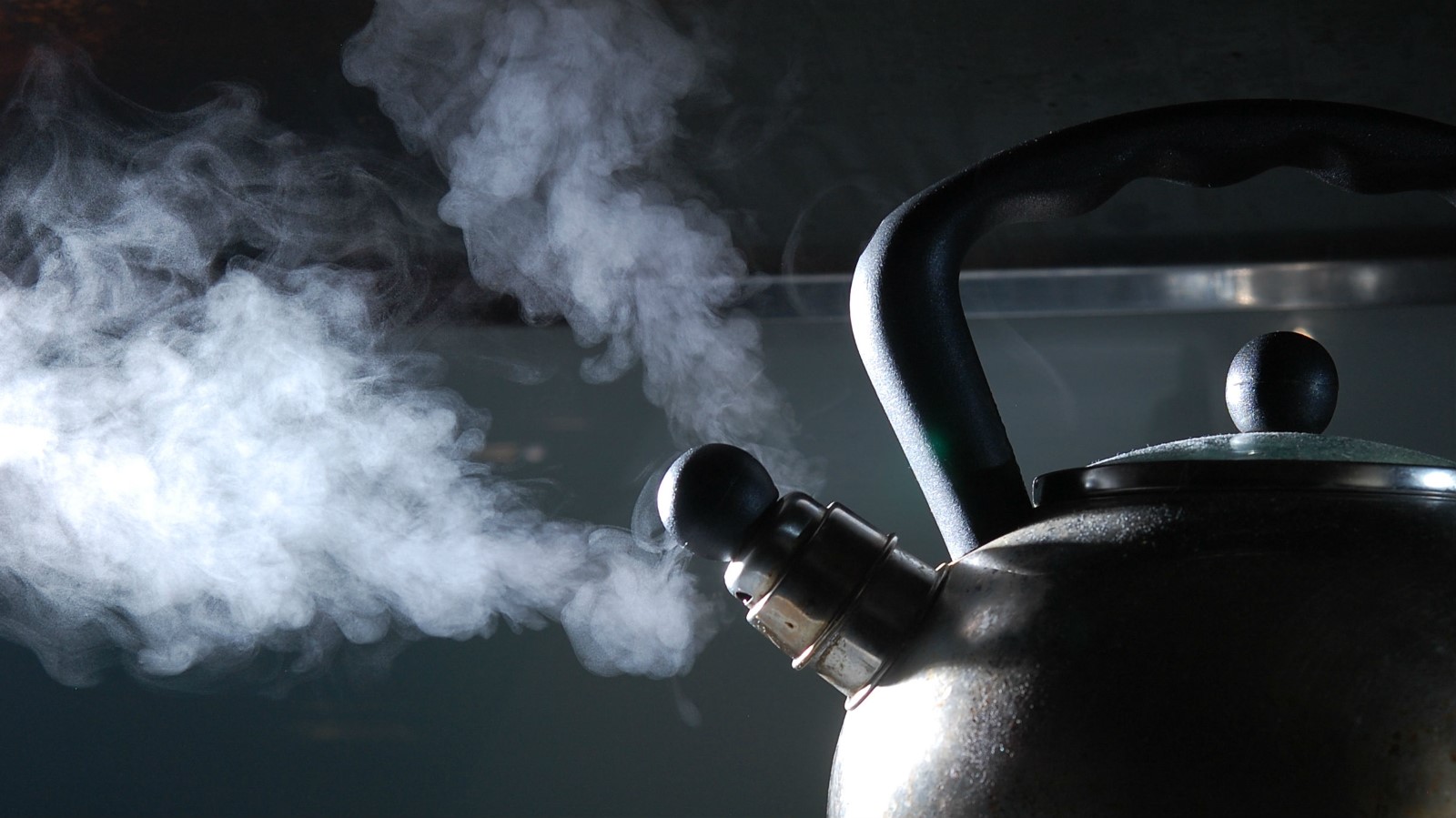 Кипящий чай. Пар чайник. Пар из чайника. Телефон кипит. Кипит телефон.
